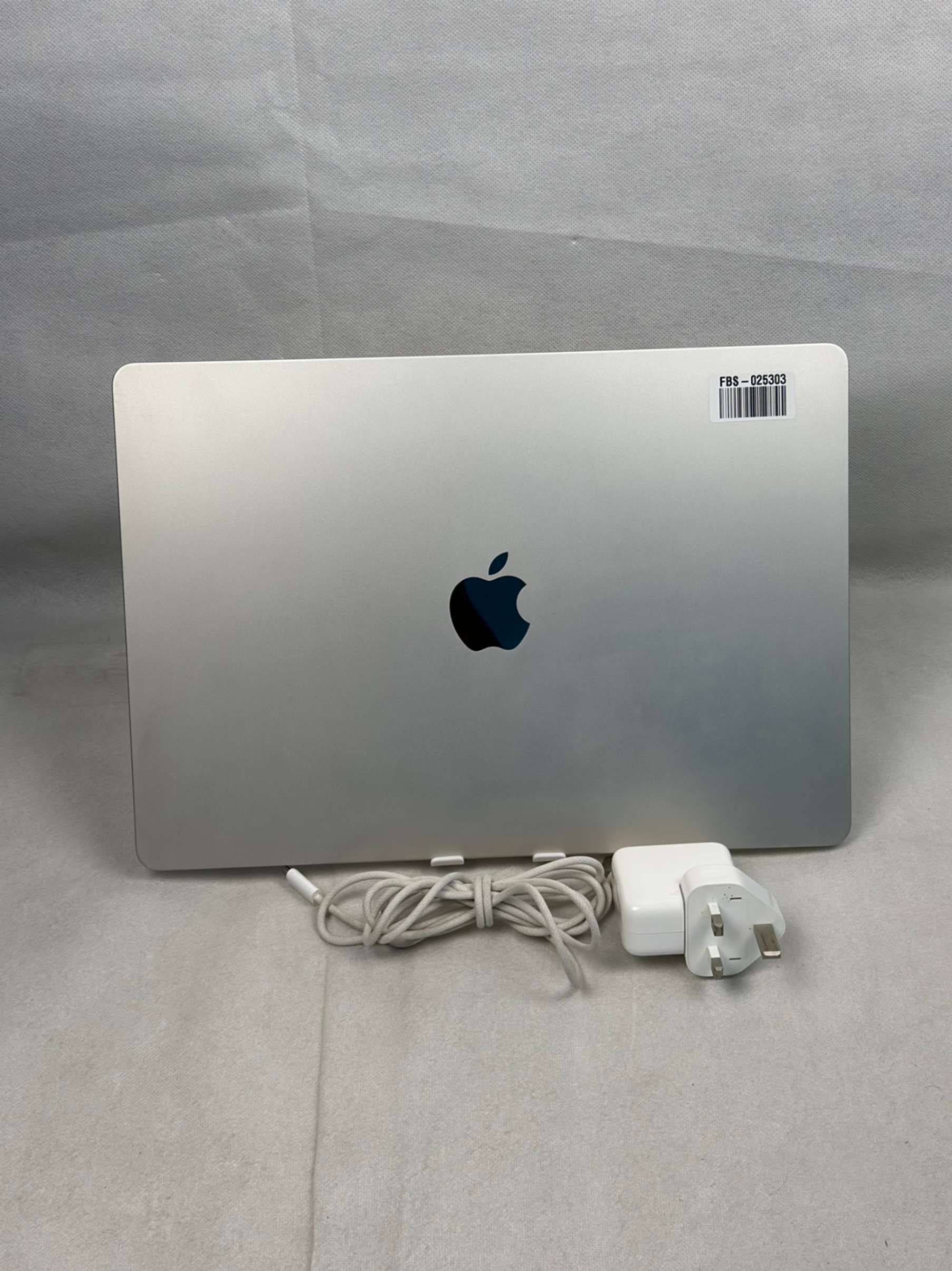 أبل ماك بوك أير السنة 2023, حجم الشاشة 15", المميزات منفذين Thunderbolt 4 ports, المعالج كور إم 2, الرام 8 جيجابيات, سعة التخزين 256 GB SSD - Like New